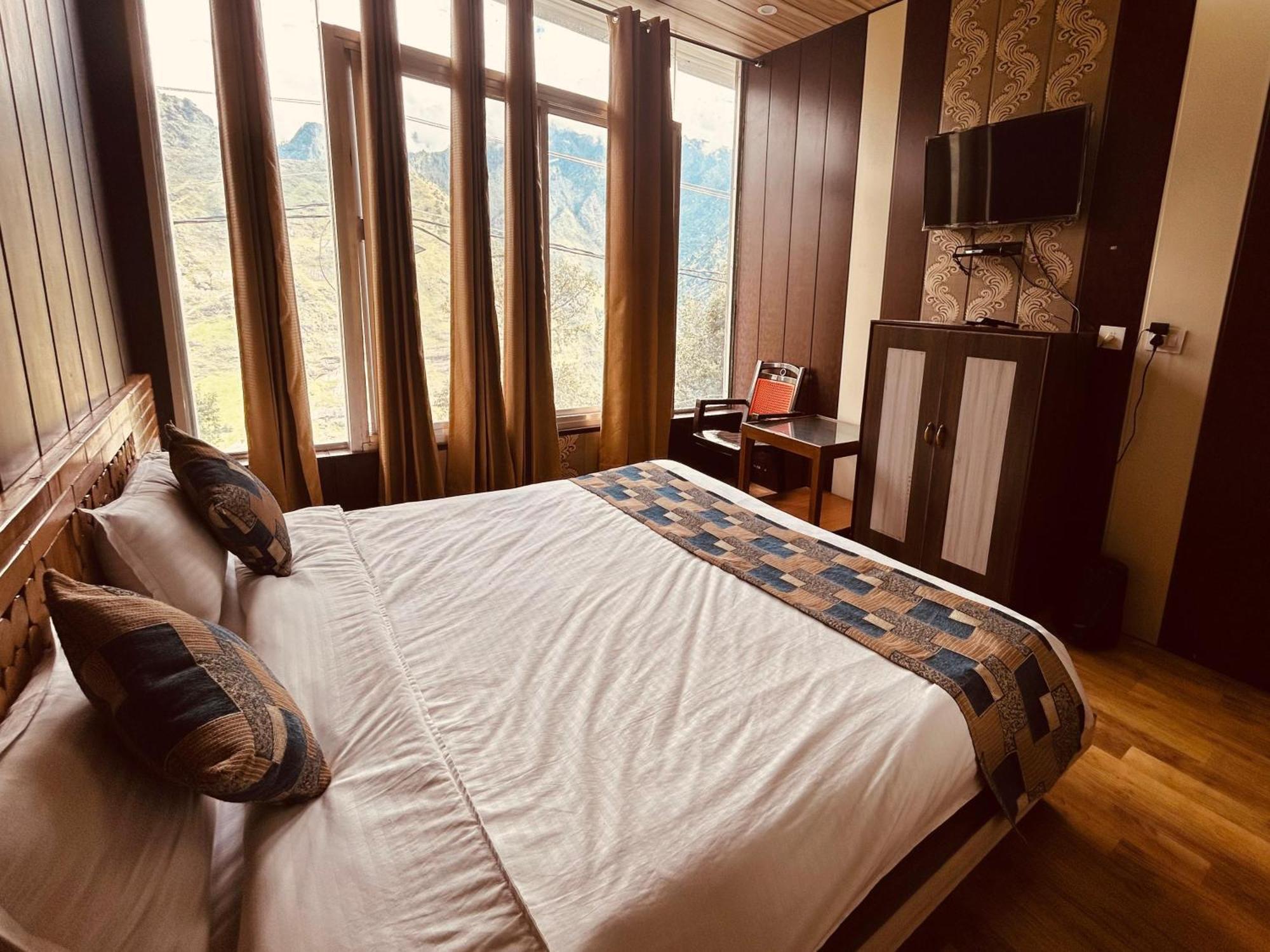 Sleeping Beauty Hotel Moutain View Property Joshīmath 外观 照片