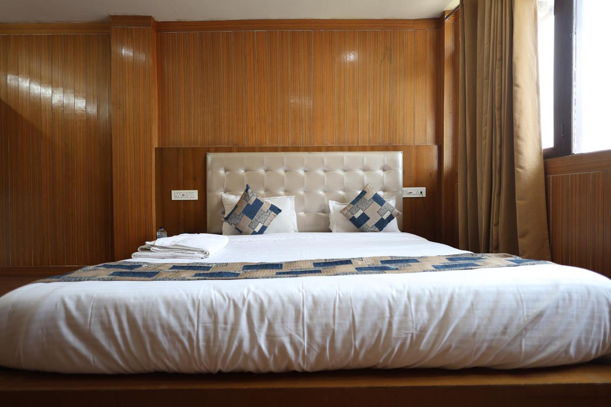 Sleeping Beauty Hotel Moutain View Property Joshīmath 外观 照片