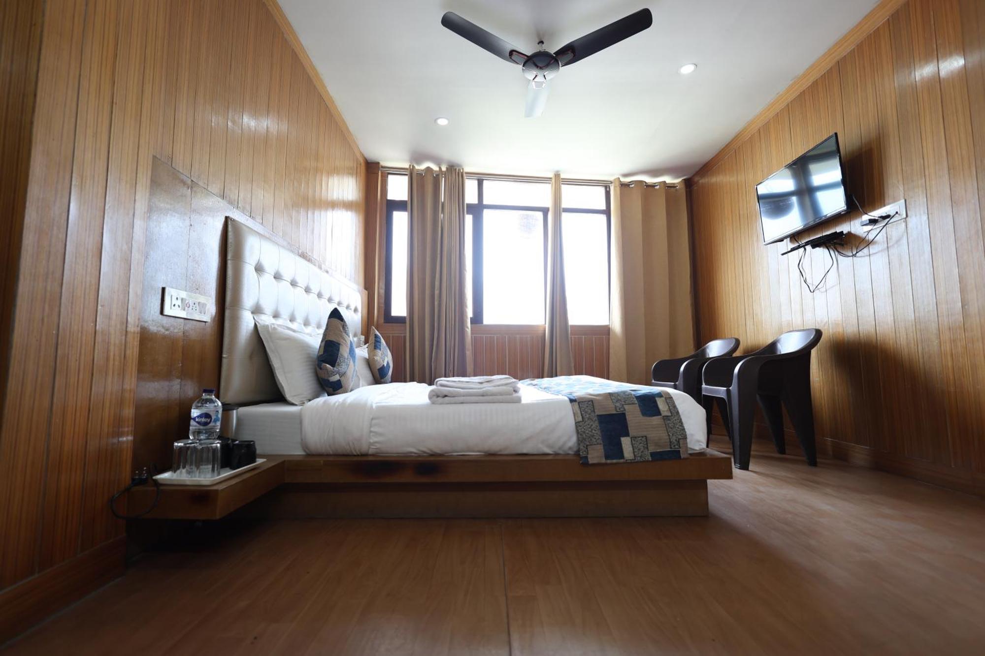 Sleeping Beauty Hotel Moutain View Property Joshīmath 外观 照片