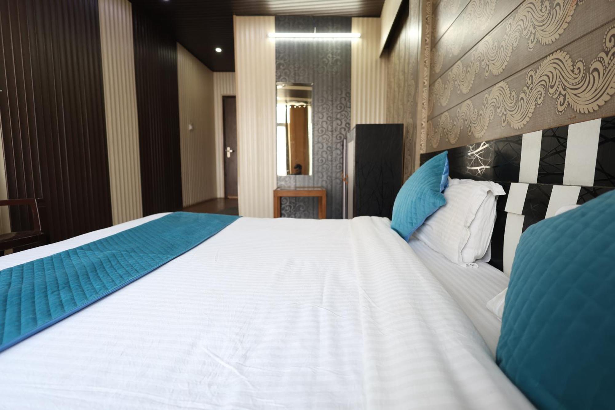 Sleeping Beauty Hotel Moutain View Property Joshīmath 外观 照片
